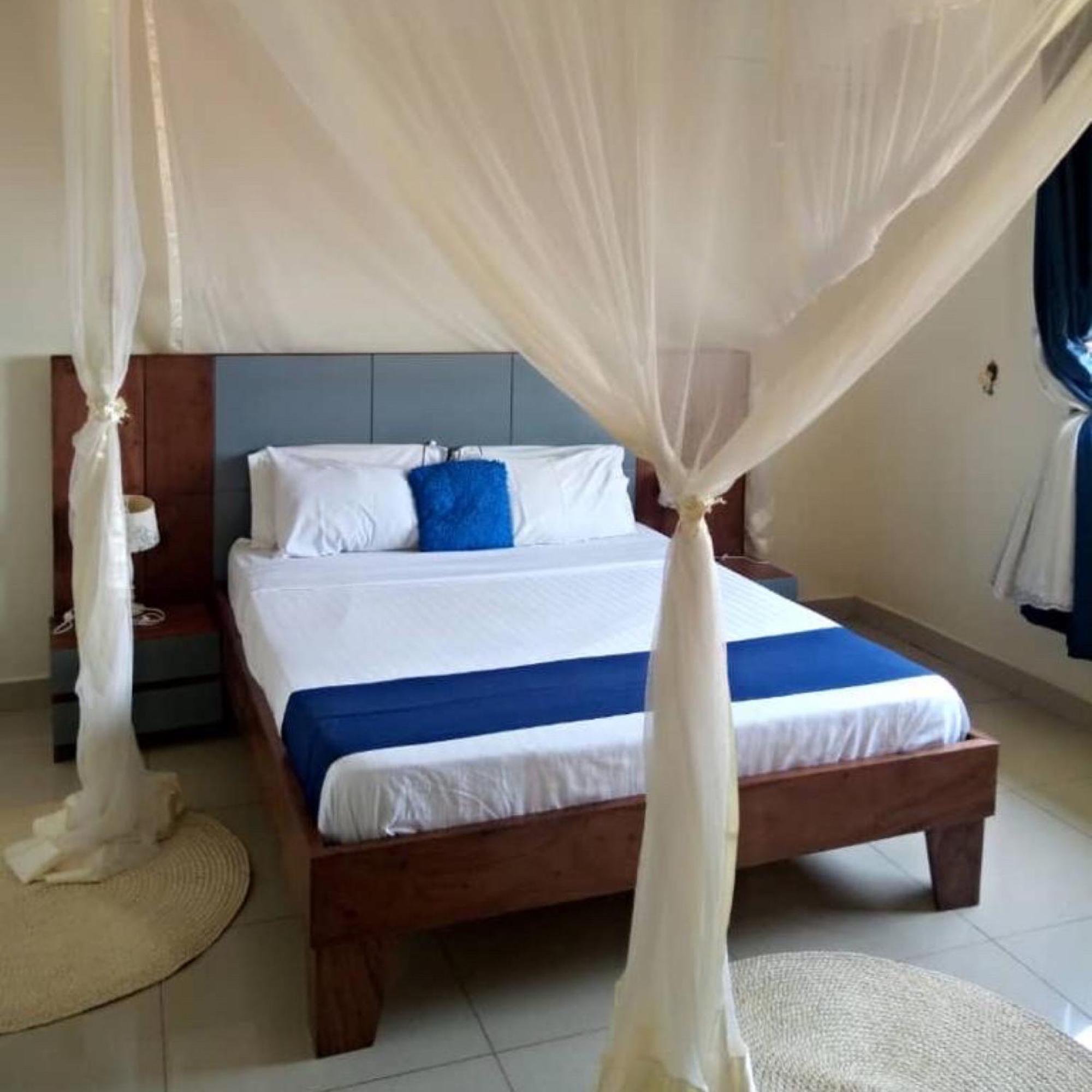 The Abode Apartments Lake View & Breakfast Suite Near Beach エンテベ エクステリア 写真