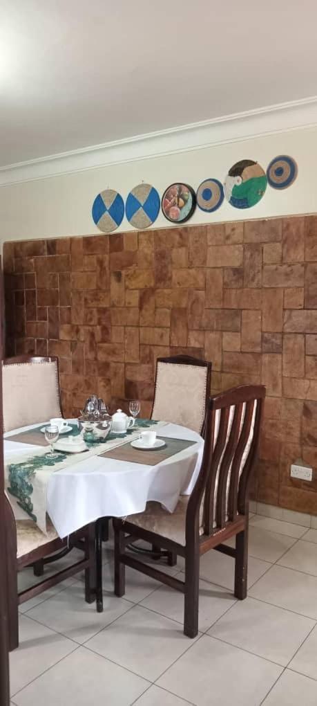 The Abode Apartments Lake View & Breakfast Suite Near Beach エンテベ エクステリア 写真