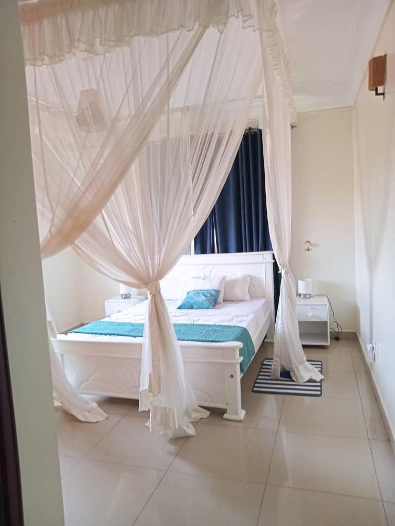 The Abode Apartments Lake View & Breakfast Suite Near Beach エンテベ エクステリア 写真