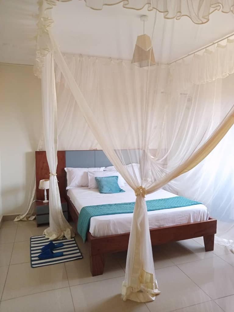 The Abode Apartments Lake View & Breakfast Suite Near Beach エンテベ エクステリア 写真