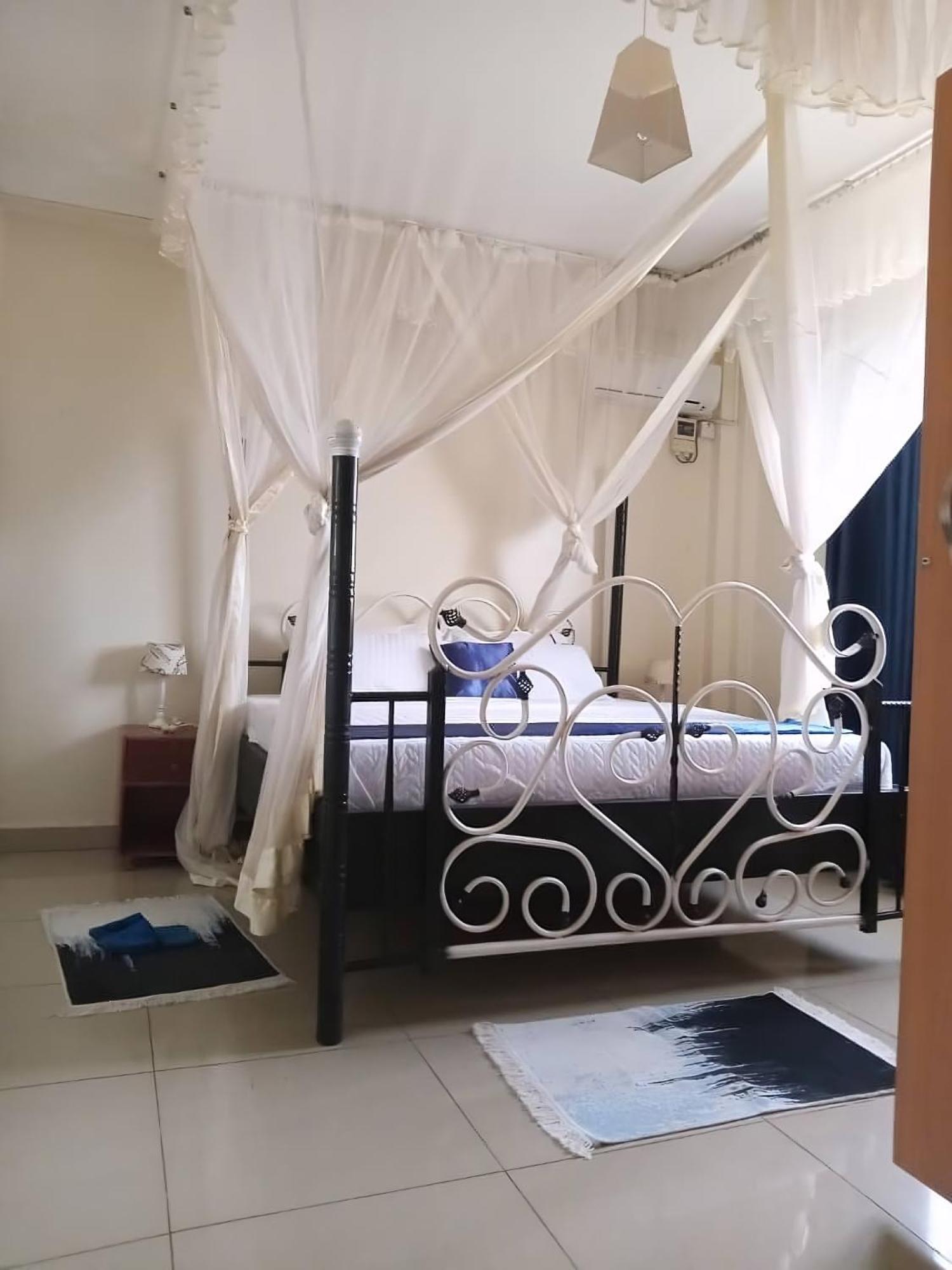The Abode Apartments Lake View & Breakfast Suite Near Beach エンテベ エクステリア 写真